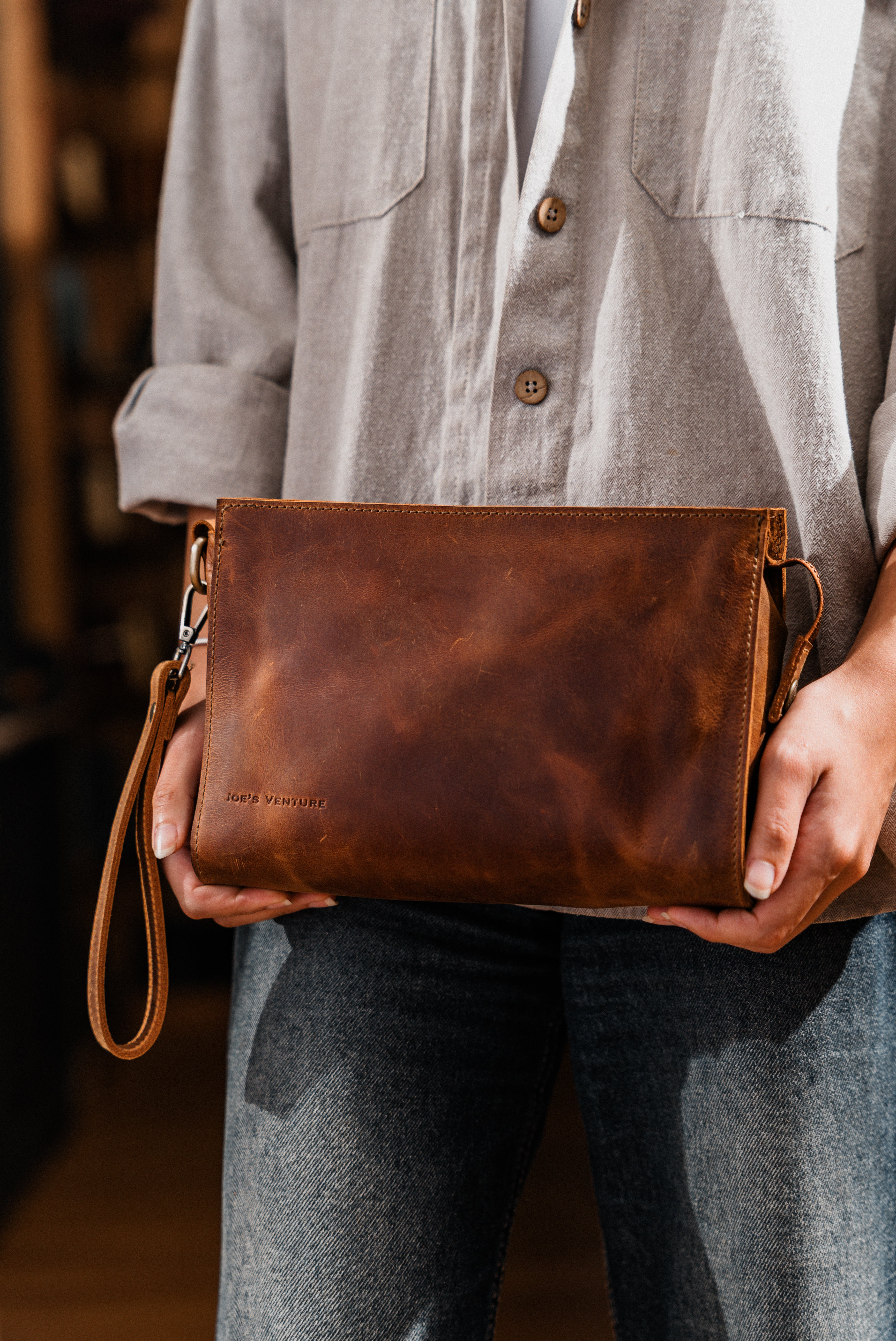 The "Cécilia" handcrafted leather clutch