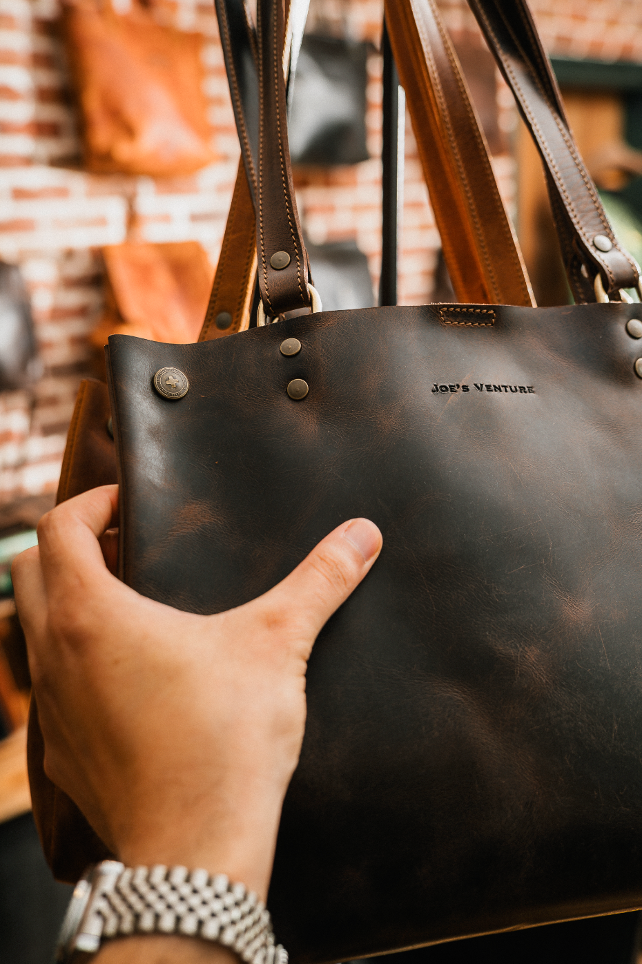 The "Idra" handcrafted leather handbag