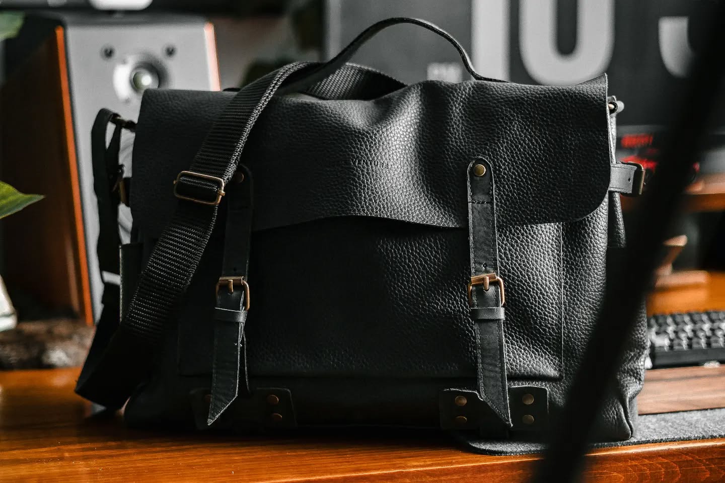 Style Meets Utility: Waxed-Canvas Leather Business Duffle